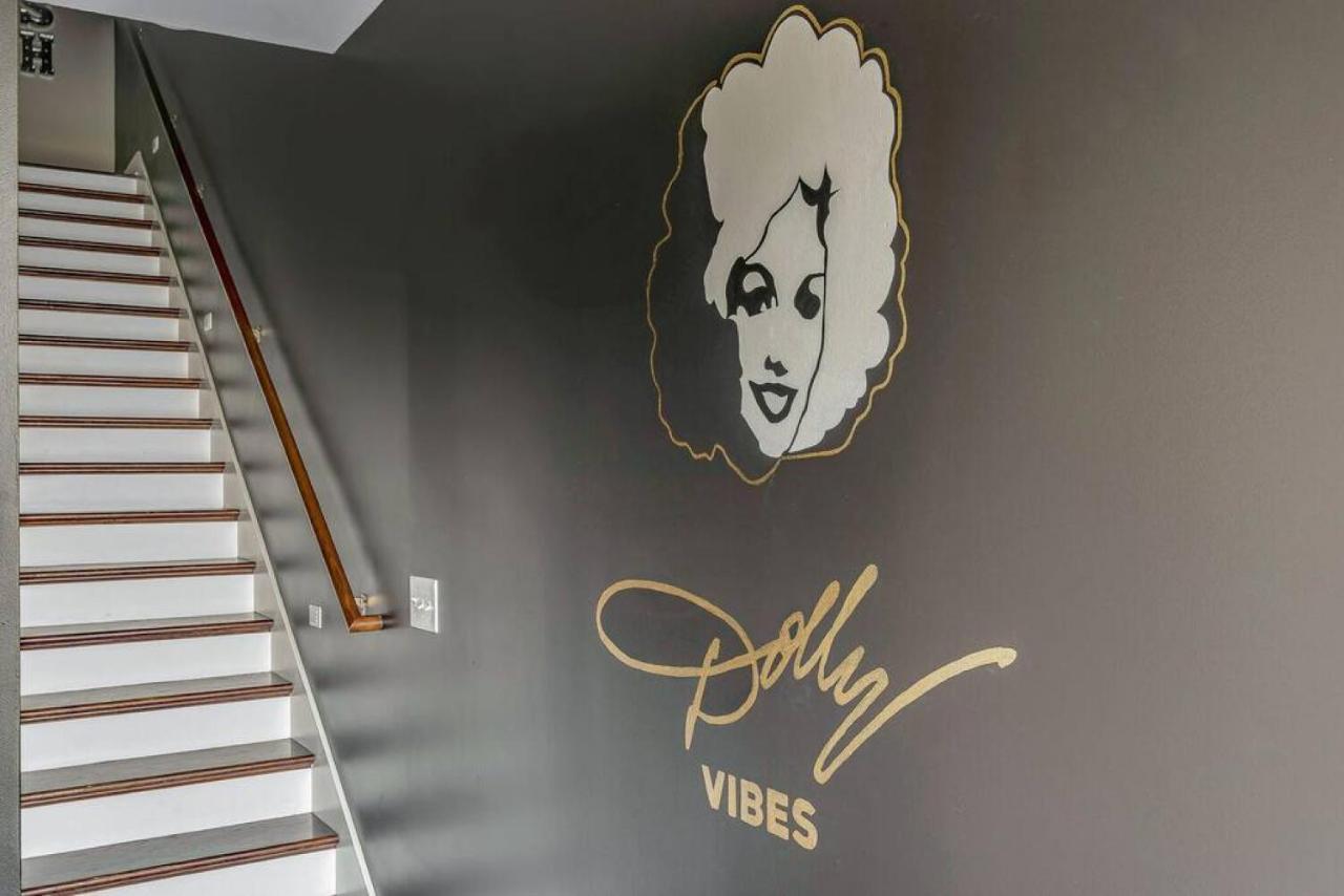 Big New And Modern With Skyline View Mural And Ping Pong Nashville Exteriér fotografie